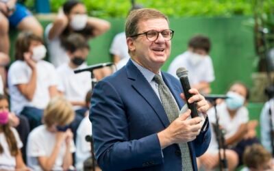 O EMBAIXADOR DA ITÁLIA NO BRASIL, FRANCESCO AZZARELLO, RECEBE HOMENAGEM DOS ALUNOS DA MONTALE